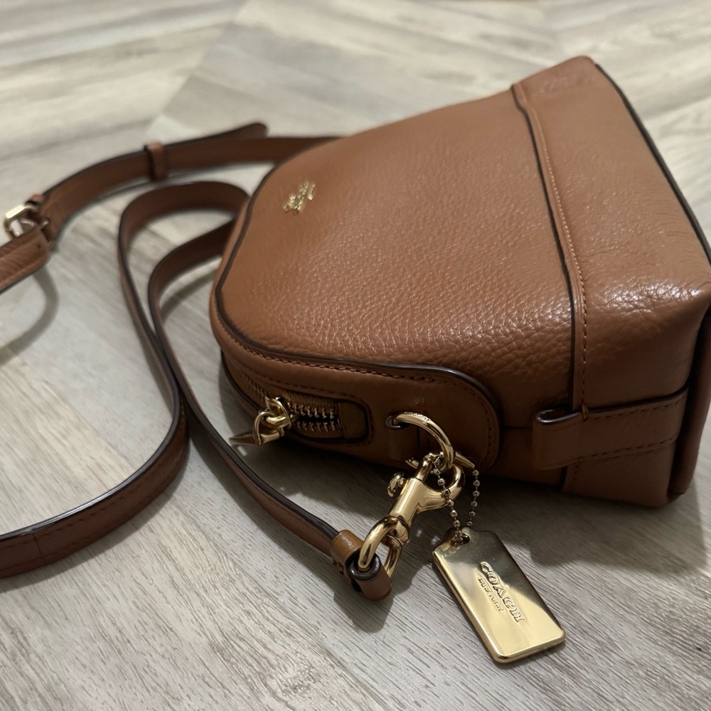 EUC Coach l Dome Shaped l Pebble Leather | Light Saddle (Brown) | Crossbody - Picture 2 of 9